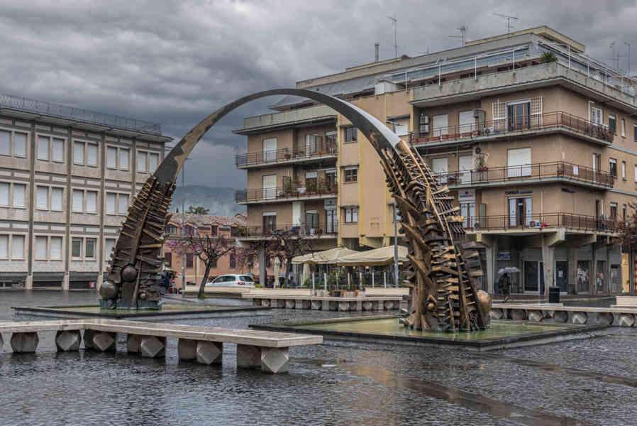 Italia - Tivoli 03 - plaza Guiseppe Garbaldi - Arco de los Padres Fundadores de Arnaldo Pomodoro.jpg